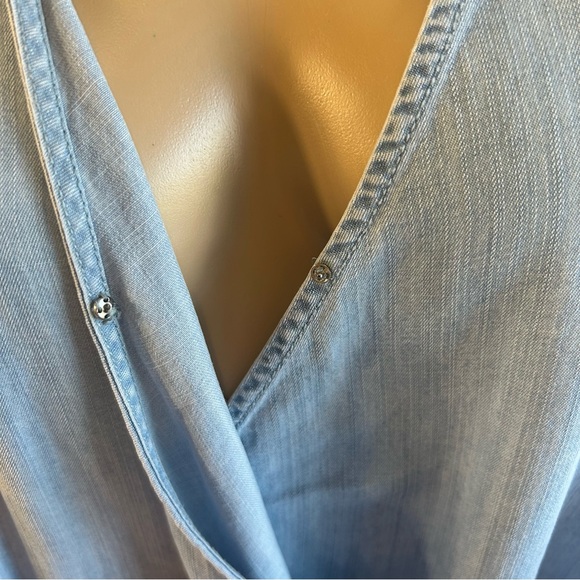 Reba Asymmetric Hem Chambray Wrap Blouse Sz M 100% Tencel - Picture 8 of 14